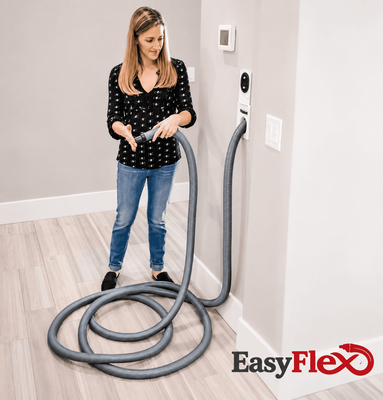 Používání hadice ve zdi EasyFlex při úklidu domácnosti